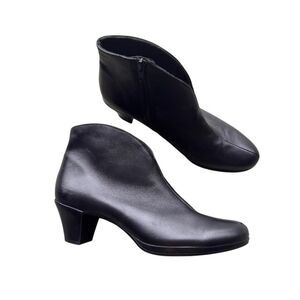 Munro black leather ankle boots  2” heel Size 8.5